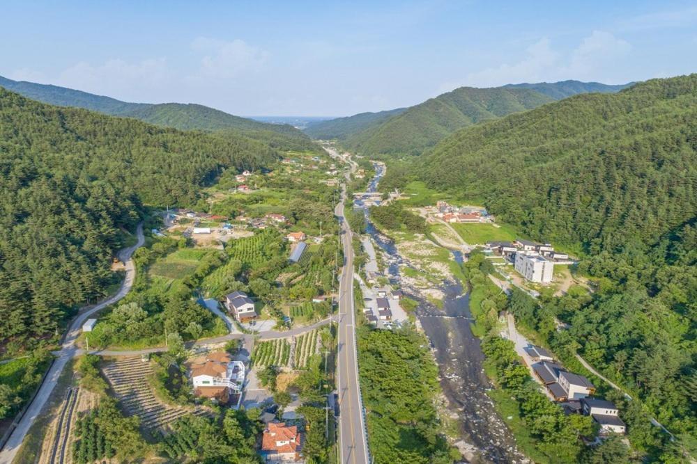 Готель Gangneung Chunja Yeoinsook Екстер'єр фото